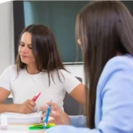 2 Mitarbeiterinnen am Schreibtisch