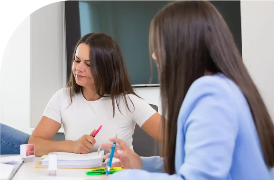 2 Mitarbeiterinnen am Schreibtisch