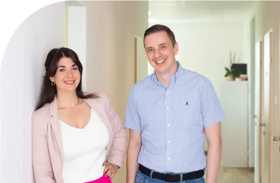 Zwei Mitarbeiter im Flur